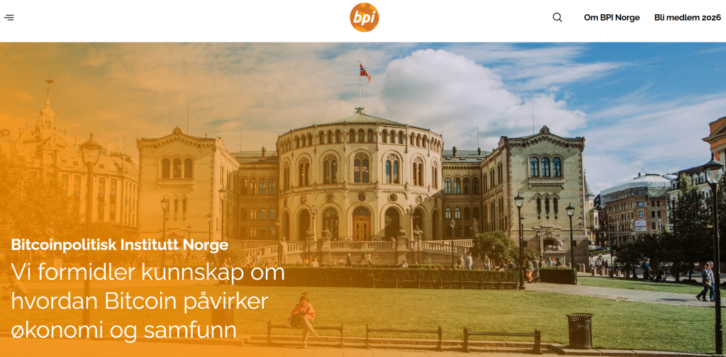 Norway's Parliament, Stortinget, overlaid with Bitcoinpolitisk Institutt Norge's frontpage and slogan: Vi formidler kunnskap om hvordan Bitcoin påvirker økonomi og samfunn